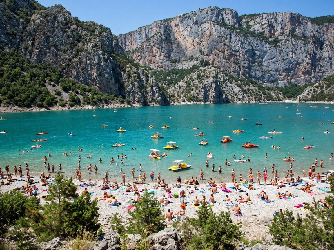 Plage animée du lac de Sainte-Croix, gorges du Verdon